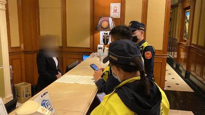 北市警大安分局動員警力，執行「清樓專案」搜查。（警方提供）