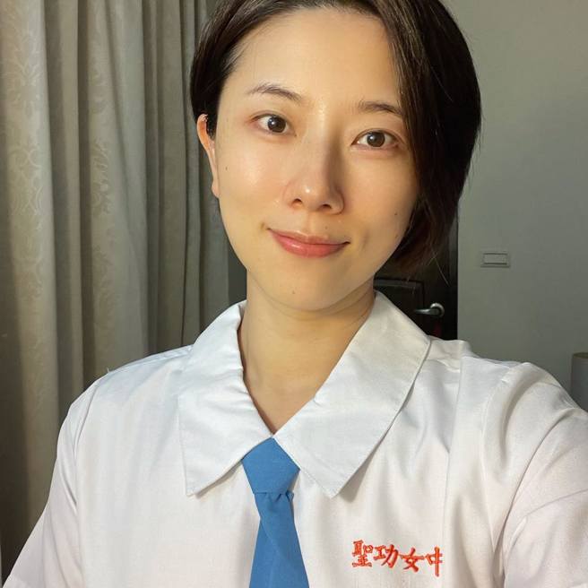许贵雅曾晒出穿高中制服的素顏照。（图／FB@三立新闻 许贵雅）