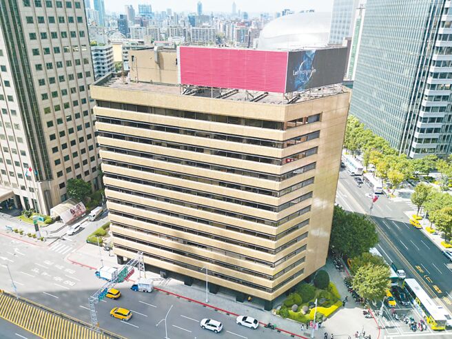 PwC普华国际不动产公司标售之台北市忠孝东路、基隆路口的三连大楼。图／PwC普华国际不动产提供