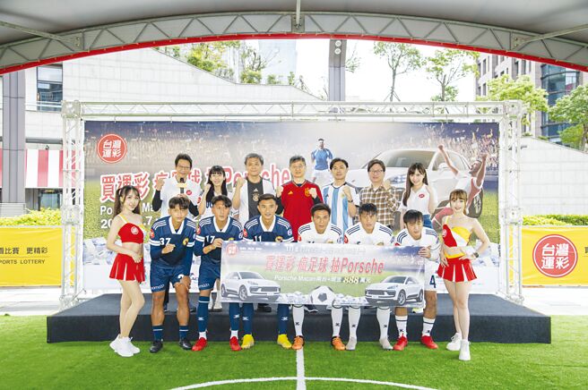 台湾运彩总经理林博泰(中、红衣)、发行机构威刚科技副总经理林天琼(左一、白衣)与臺湾石虎足球队、徐展元、蔡尚桦邀请大家一起「买运彩 疯足球 抽Porsche」图／运彩提供