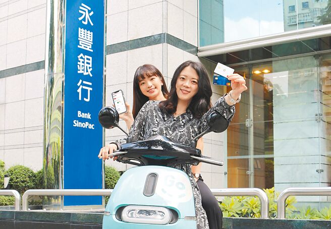 永豐元智慧導入「永豐元智慧服務MI」後，僅需2秒，就能為刷卡中即將超額或已超額的客戶計算可臨時調高額度，並主動發送簡訊邀請調整，出遊民眾刷卡更便利。圖／永豐銀行提供