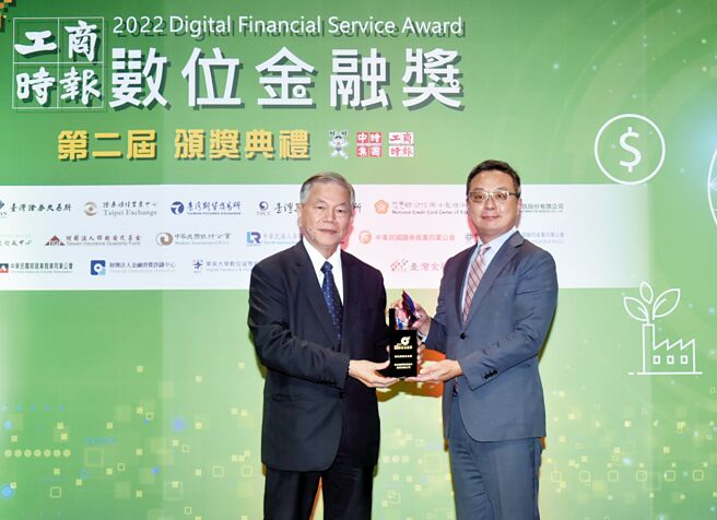 行政院副院长沈荣津（左）颁发银行组金质奖，台北富邦商业银行资深副总经理周郭杰（右）代表受奖。图／顏谦隆