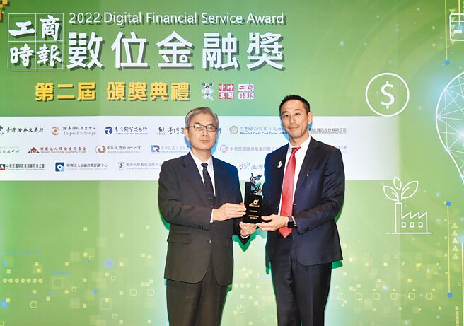 第二届《工商时报数位金融奖》颁奖典礼3日举行，金管会主委黄天牧（左）颁发银行组优质奖，台新银行数位金融处资深副总经理黄天麟（右）代表受奖。图／顏谦隆