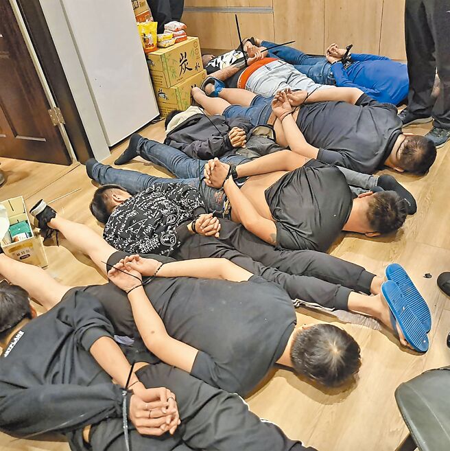 詐騙集團凌虐囚禁求職者還棄屍3人，警方6日尋獲最後1具遺體，35歲陳姓主嫌「茶董」否認犯罪，聲稱囚虐、棄屍全是2名小弟所為，圖為落網的集團共犯。（警方提供）