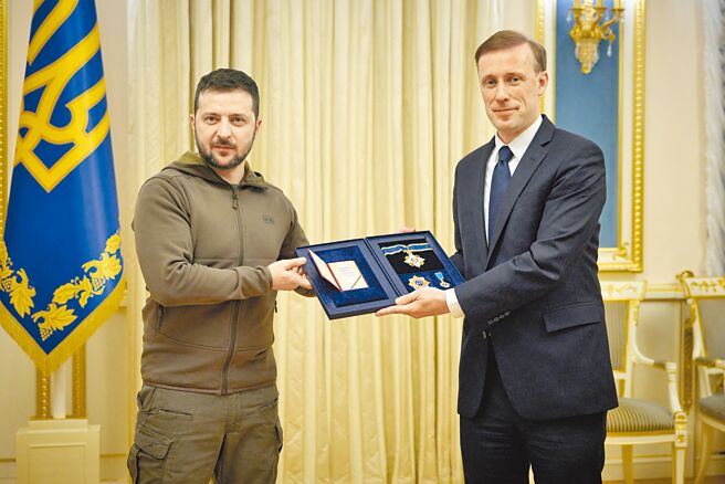 《华邮》披露，华府私下劝基辅当局释出与莫斯科谈判的讯号，图为白宫国安顾问苏利文（右）5日访问基辅时强调，美方会「坚定不移」支持乌克兰。（路透）