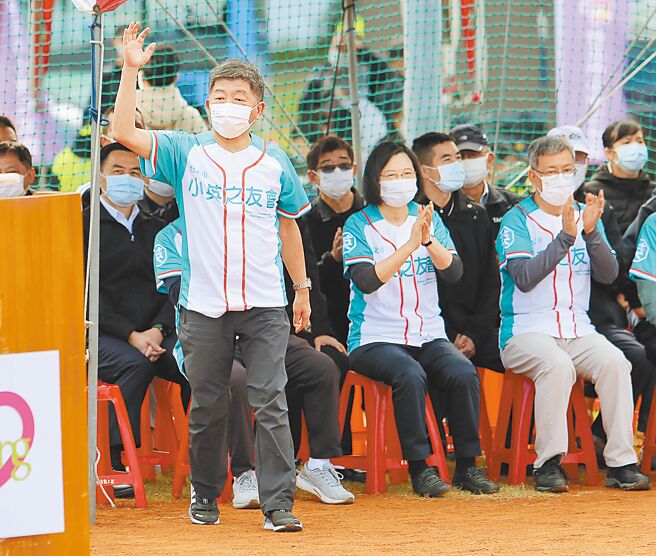 卫福部食药署3日突然宣布由疾管署「帮做」的高端疫苗保护效益评估报告，高端在中重症、死亡的保护力逾9成，但审查委员名单至今不公开。图为蔡英文总统（中）、前副总统陈建仁（右）与民进党台北市长候选人陈时中（左）6日一同前往大佳河滨公园，出席「2022小英杯慢速垒球锦标赛」开幕仪式。（黄世麒摄）