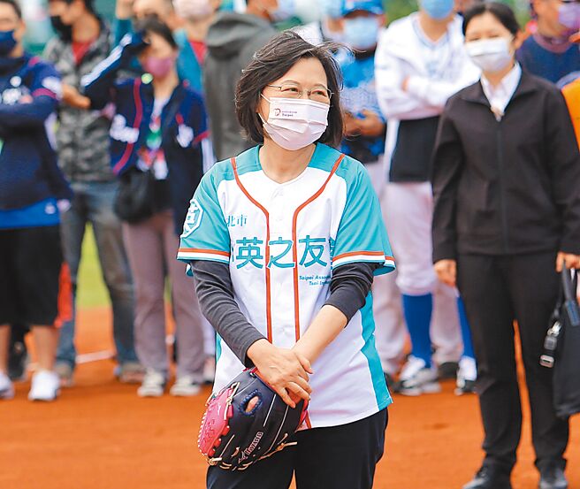 蔡英文总统6日前往大佳河滨公园，出席「2022小英杯慢垒赛」开幕仪式，蔡总统戴上手套，观看民进党台北市长候选人陈时中开球。（黄世麒摄）