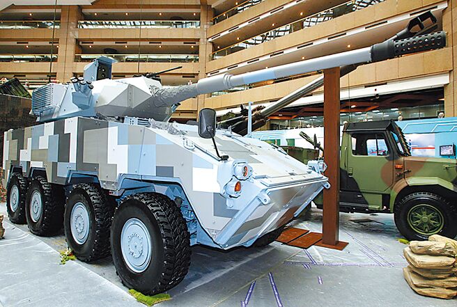 軍備局積極研製偵搜戰術輪車及105公厘輪型戰車。圖為105公厘低後座力戰車砲安裝於雲豹輪型戰車載具的裝甲車。（本報資料照片）