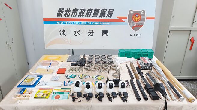 新北市淡水警分局月初破获诈团拘禁案，起获大批控制被害人行动的证物；新北市刑大查出诈团在桃园的据点，连日救出58人，但有3人被虐死。（警方提供）