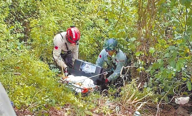 近期新北市警方破获「台版柬埔寨」囚虐案，震惊社会，府院却只字不提、漠不关心。图为6日寻获第3具遗体。（警方提供）