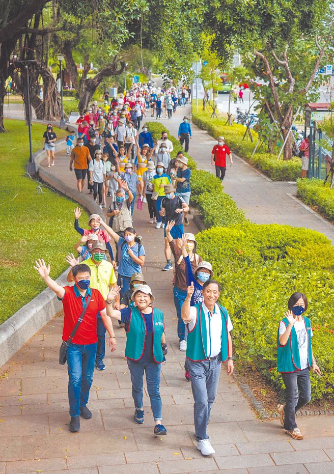 爷奶携家带眷一起健走，享受环湖美景并享天伦之乐。（台湾人寿提供）