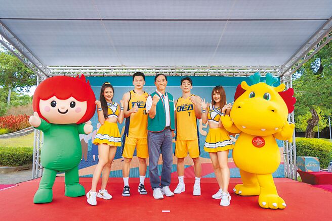 台湾人寿祖孙三代健走台中场，由总经理庄中庆（右四）领队，中信特攻球员、吉祥物台湾阿龙、小火子热情助攻，保户及公益团体踊跃参与。（台湾人寿提供）