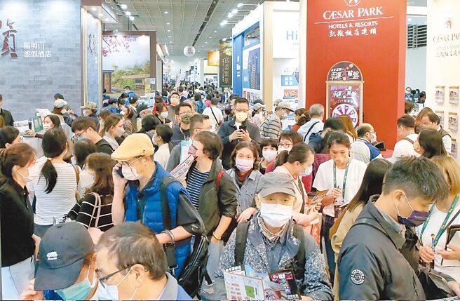 边境解封后最大实体旅展「ITF台北国际旅展」4日在南港展览馆开展，参展厂商提供多项优惠，抢攻疫后出游商机，吸引许多民眾前来。（本报资料照片）