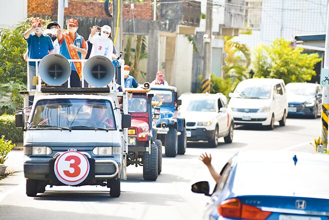 國民黨高雄市長候選人柯志恩（右）6日在前高雄市副市長李四川及高雄市議員候選人林義迪陪同下，前往旗美地區車隊掃街，沿途獲得民眾熱情招呼。（林雅惠攝）