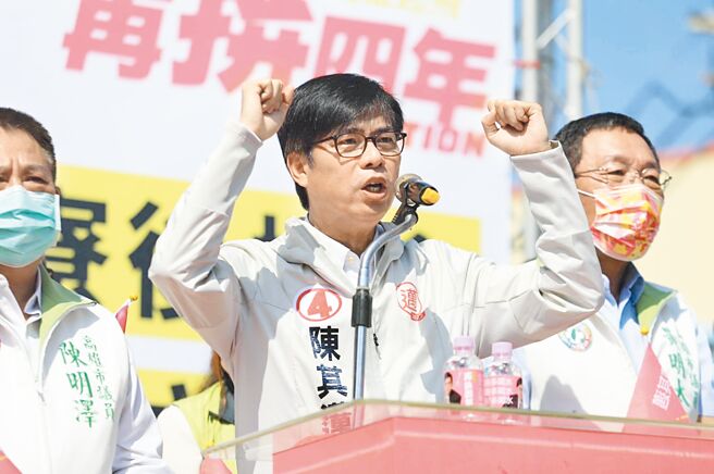 對手國民黨高雄市長候選人柯志恩頻找藍營大咖輔選，民進黨競選連任的高雄市長陳其邁（中）6日酸說，候選人本身的條件，能不能符合高雄未來發展需要，才是市民所關心的。（陳其邁競選總部提供／柯宗緯高雄傳真）