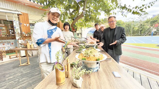 荣获全球中华文化艺术客家文化薪传奖的郭敏昌（左一）及其团队，以在地食材打造新北市五寮客庄风味餐桌。（吕健豪摄）