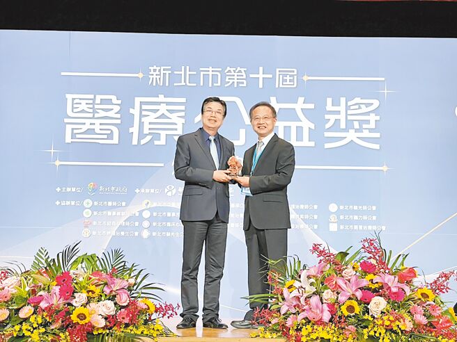 新北市土城医院院长黄璟隆（右）荣获史丹佛大学团队发布「全球前2％顶尖科学家」终身科学影响力的肯定，新北市政府6日颁发「医疗特殊奉献奖」。（新北市卫生局提供／陈慰慈新北传真）