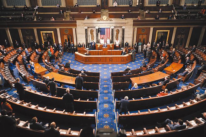 美国现任总统拜登之前曾表示，在期中选举之后，他将决定是否寻求新任期，「他倾向于继续，也相信能继续胜任这份工作。」图为拜登2021年4月28日发表上任以来对美国参眾两院的首次演说。（新华社）