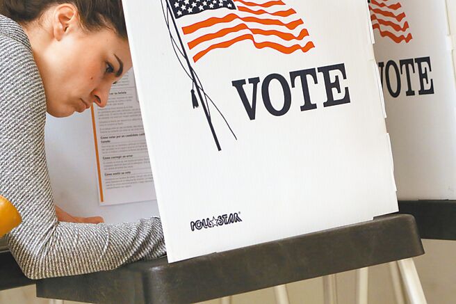 俄烏戰爭不見底，共和黨議員認為應將援烏支出，轉為投入抗中或支持美國經濟。這也成為許多共和黨候選人在期中選舉主打議題。圖為美國選民為2018年的期中選舉投票。（新華社）