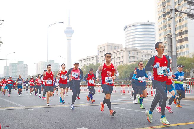 北京近期持续传出欲到访者动辄被「弹窗」，导致「入京难」现象。知名的「红二代」陶斯亮5日发文开骂，批评北京防疫过度，导致夫妇两人离京后回不了家。大陆网上也陆续出现对防疫政策的不满声音。图为2022北京马拉松赛6日开跑。（中新社）