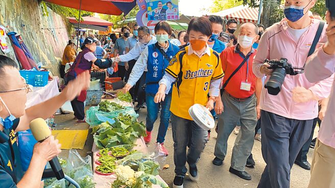 九合一选举倒数20天，争取连任的台中市长卢秀燕6日一早前往大坑登山步道向山友、摊商拜票。（冯惠宜摄）