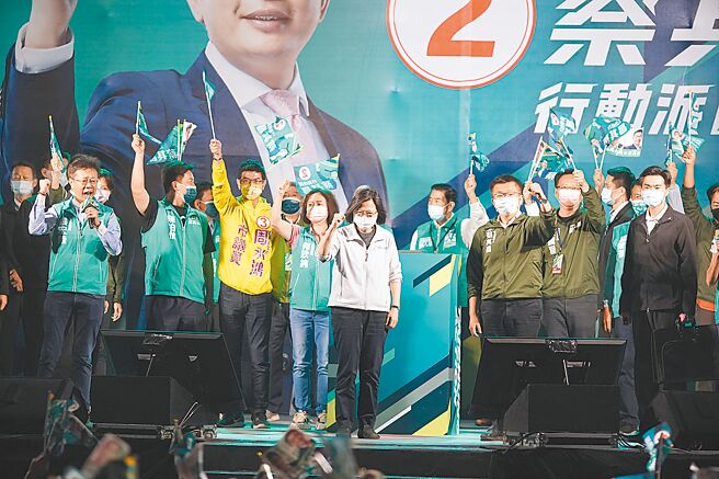 民进党台中市长候选人蔡其昌6日举行造势晚会，蔡英文总统站台力挺，展现绿营大团结氛围。（陈淑娥摄）