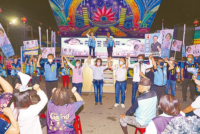 选战倒数，国民党争取连任的彰化县长王惠美（左三），6日在南彰最大票仓之一的员林举行造势活动，上千支持者到场力挺。（吴建辉摄）