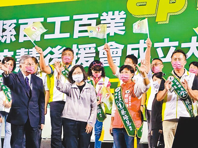 蔡英文总统（左二），力挺南投县长候选人蔡培慧（右二）。（廖志晃摄）