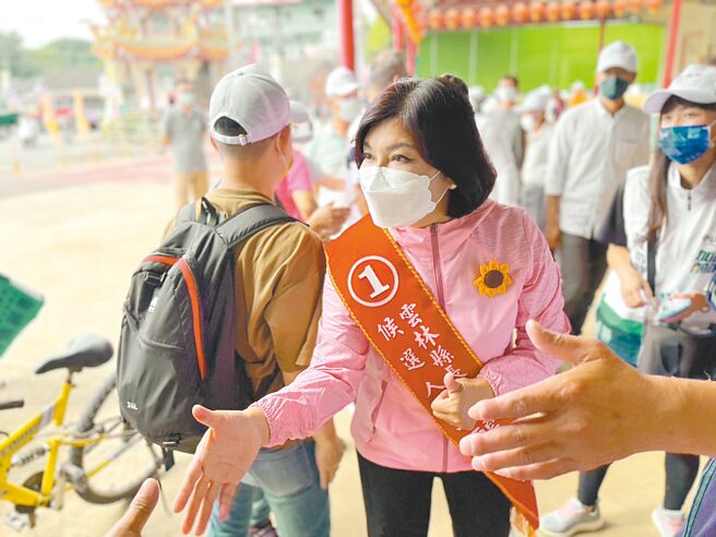 云林县长张丽善出身土库镇，6日回到土库说明施政远景并徒步拜票。（张丽善竞选总部提供／周丽兰云林传真）