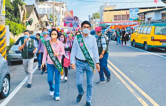 民进党云林县长候选人刘建国（前）6日一早到土库镇拜票。（刘建国竞选总部提供／周丽兰云林传真）