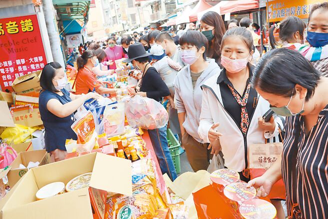 去年因疫情停办的「水上乡社区爱心嘉年华」6日登场，受疫情影响，今年摊位约少1成，但人潮依旧踊跃。（吕妍庭摄）