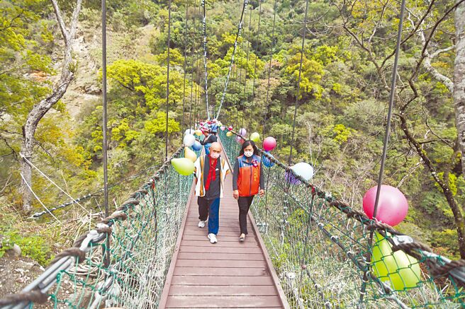 封闭管制达8年的天龙吊桥，经修缮完工后，终于在6日正式通桥。（庄哲权摄）