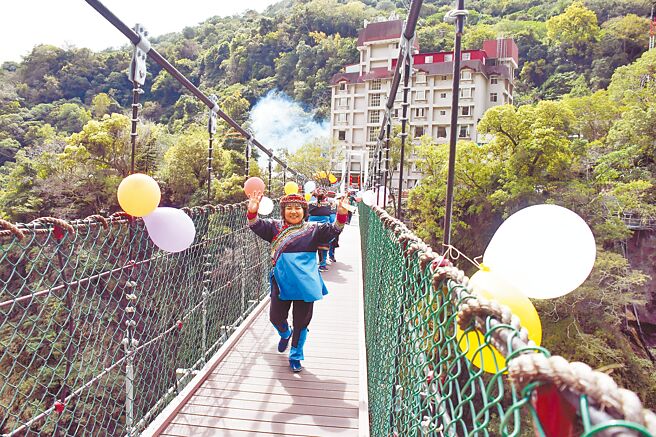 封桥8年的南横天龙吊桥，6日举行通桥典礼，族人开心走过吊桥。（庄哲权摄）