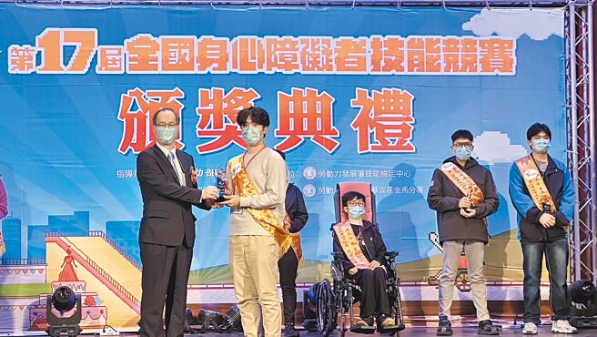 从小立志做服装设计师的三民家商听障校友刘奕武（灰衣服者），在第17届全国身心障碍者技能竞赛中夺得「基础女装」全国第1名。（高市教育局提供／杨舒婷高雄传真）