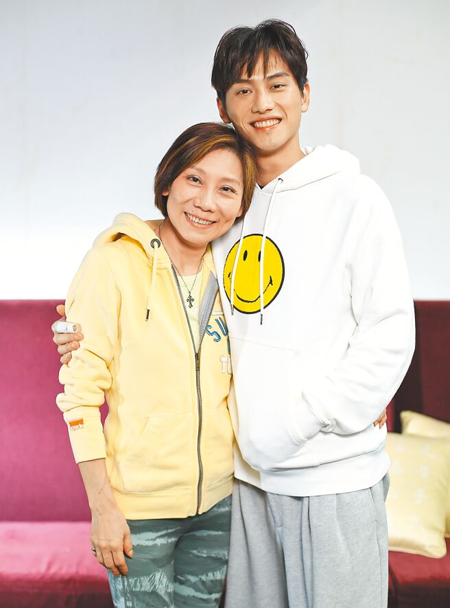 范少勋（右）开心圆梦和乾妈郎祖筠一起演出舞台剧《魔法阿妈》。（陈俊吉摄）