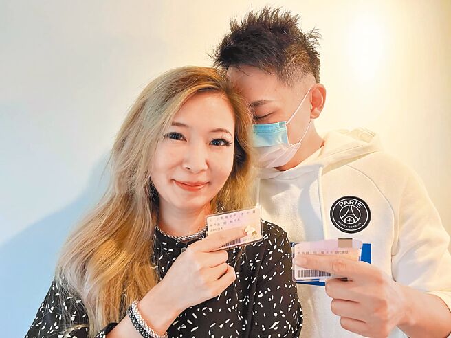 目前在做月子的Makiyo（左）與老公小金發生爭執。（摘自臉書）