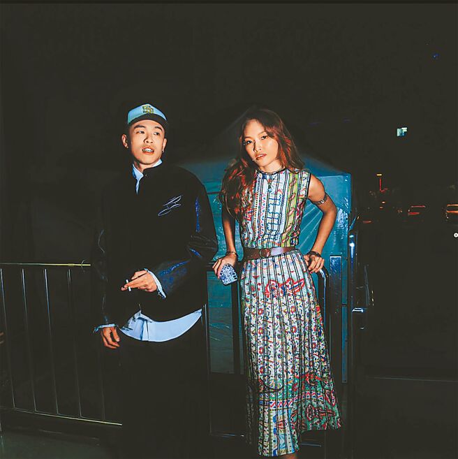 拿下金音奖最佳新人的LUCY（右），身穿民族风爱牌Etro条纹印花洋装亮相，左为她制作人海大富。（摘自LUCY IG）