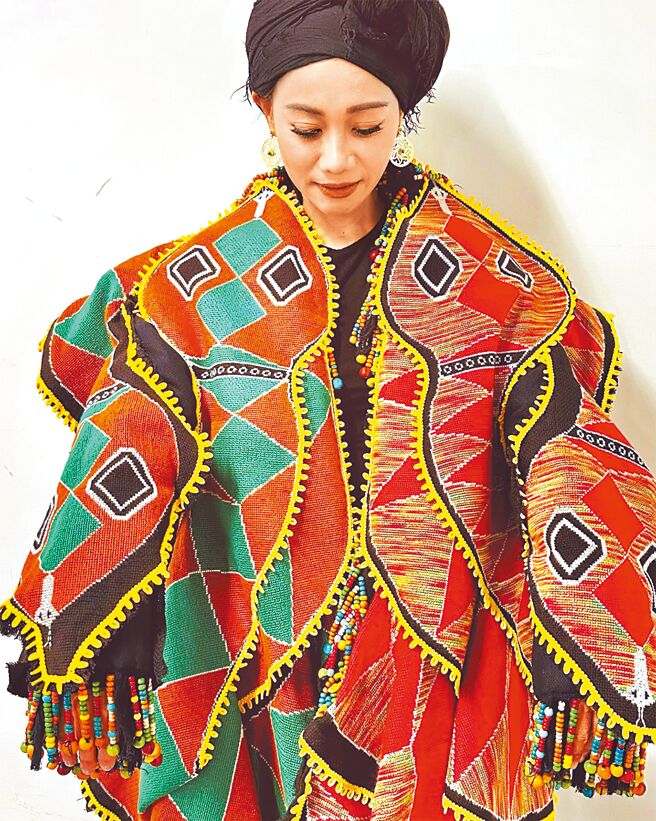 阿爆穿着周裕颖与排湾族工艺保存者Ljavaus陈利友妹合作服装，力挺在地设计师。（摘自阿爆脸书）