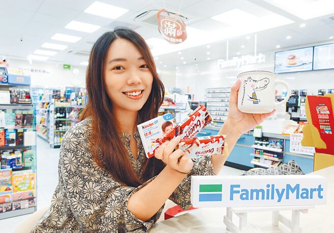 全家引进缤纷乐3入组超值包，及动物陶瓷直身杯赠品，买健达指定商品任3件就可带回家。（全家提供）