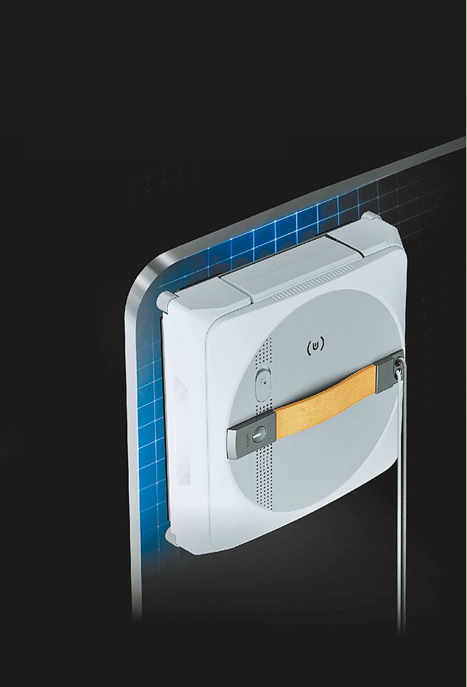 ECOVACS全新的GLASSBOT W1 PRO擦窗机器人具备八重安全防护，能透过智慧探测窗户边缘，确保其走到边缘时，自动改变方向降低掉落危险。（ECOVACS提供）