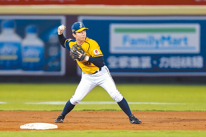 中信兄弟江坤宇昨天频频上演美技守备表现。（陈麒全摄）