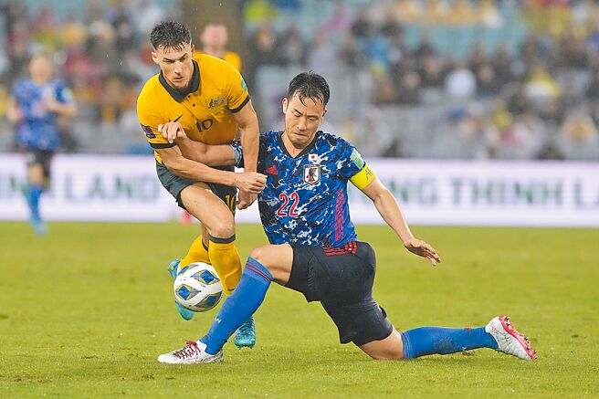 队长吉田麻也（右）是日本的后防中坚。（美联社）