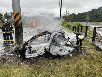 宜蘭轎車自撞火燒車 駕駛拋飛「腦漿四溢、身體變形」慘死