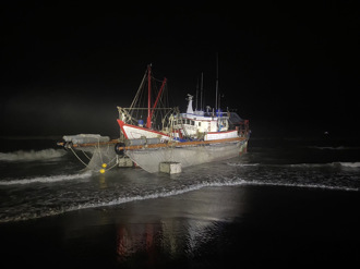 宜蘭壯圍漁船擱淺卡沙灘 海巡出動急救援