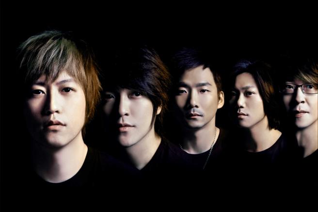 五月天所属的相信音乐回应现场有准备雨衣，并提供遮蔽与覆盖。（图／相信音乐提供）