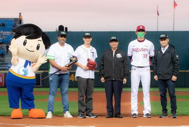 （2022 CPBL中华电信台湾大赛」，MOD、Hami Video全程高画质转播，图右四为中华电信个人家庭分公司总经理苏添财。图／中华电信提供）