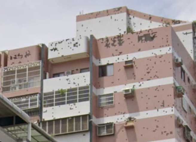 彰化一棟大樓外牆磁磚剝落，引起萬人討論。（圖／翻攝自Google地圖）