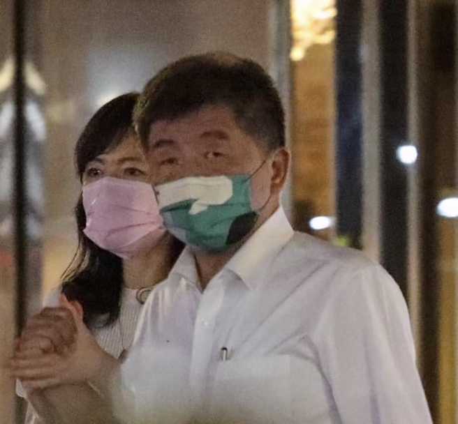 民进党台北市长候选人陈时中（前）遭国民党台北市议员徐巧芯踢爆餐叙后搂着人妻。（图 / 取自徐巧芯脸书）