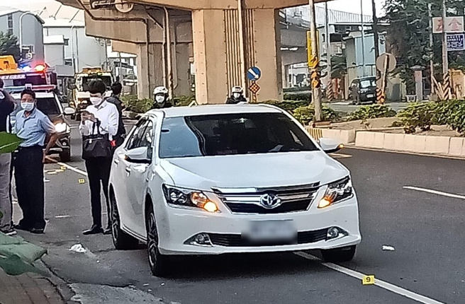 高雄市8日發生槍擊案，據悉為兩派人馬相約台88線快速道路橋下談判爆發衝突，警方正在現場蒐證釐清案情。（圖／民眾提供）