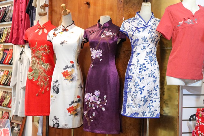 女网友婚前花6千元订做2件旗袍给妈妈与婆婆，没想到婚后第2天，她发现婆婆把旗袍丢在地上当抹布踩，婆婆说因为喝酒时沾到污渍，丢洗衣机后就毁了。（示意图/shutterstock）